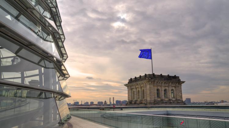 Bundestag Europa-Flagge CC BY 2.0 www.flickr.com-photos-amira_a